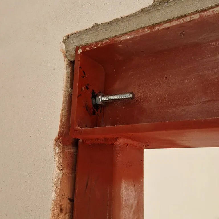 Detail van de aansluiting tussen stalen bint en staander in Rotterdam