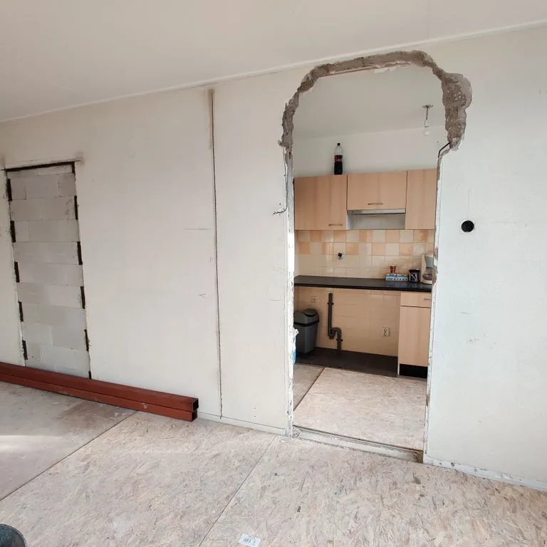 Bestaande smalle doorgang naar de keuken vóór de verbreding in Nijmegen