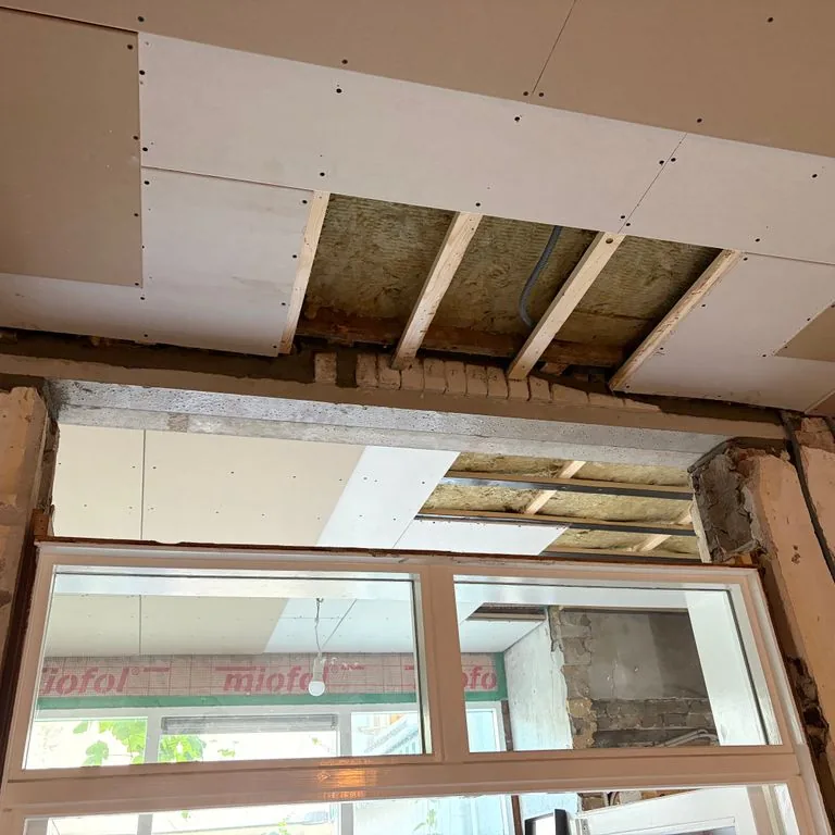 Nieuwe latei boven een opening in een woning uit 1900 in Den Haag