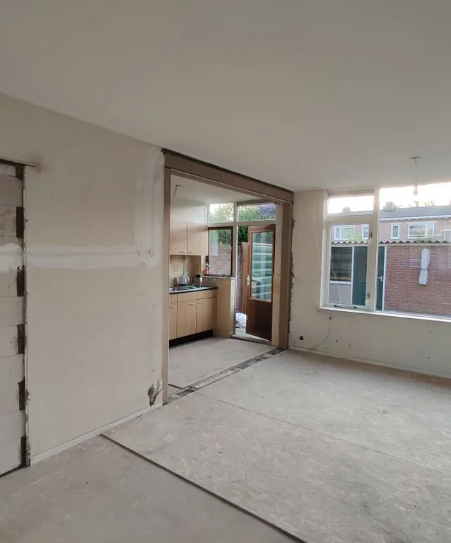 Verbrede opening naar de keuken na het verwijderen van een draagmuur in Nijmegen